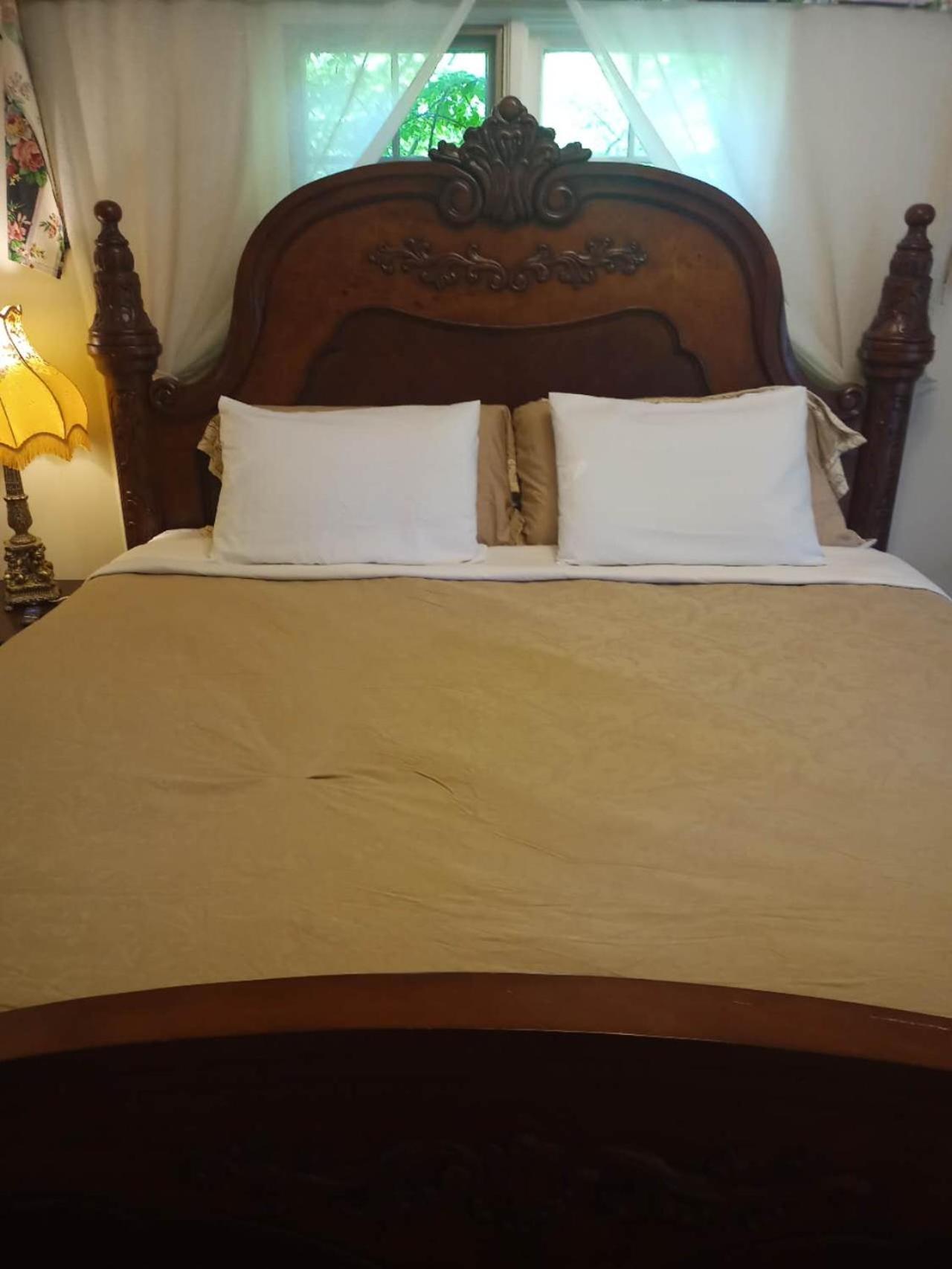 Waterfront Hideaway Private Suite-King bed room