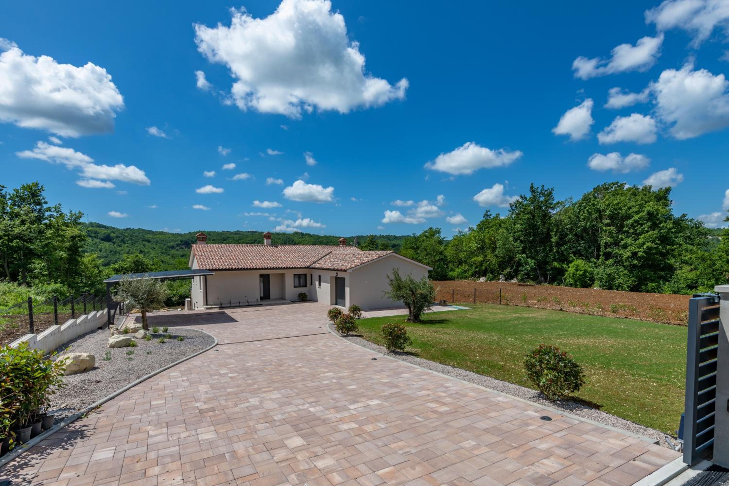Villa Mochi, a beautiful modern villa in a tranquil enviroment view 3