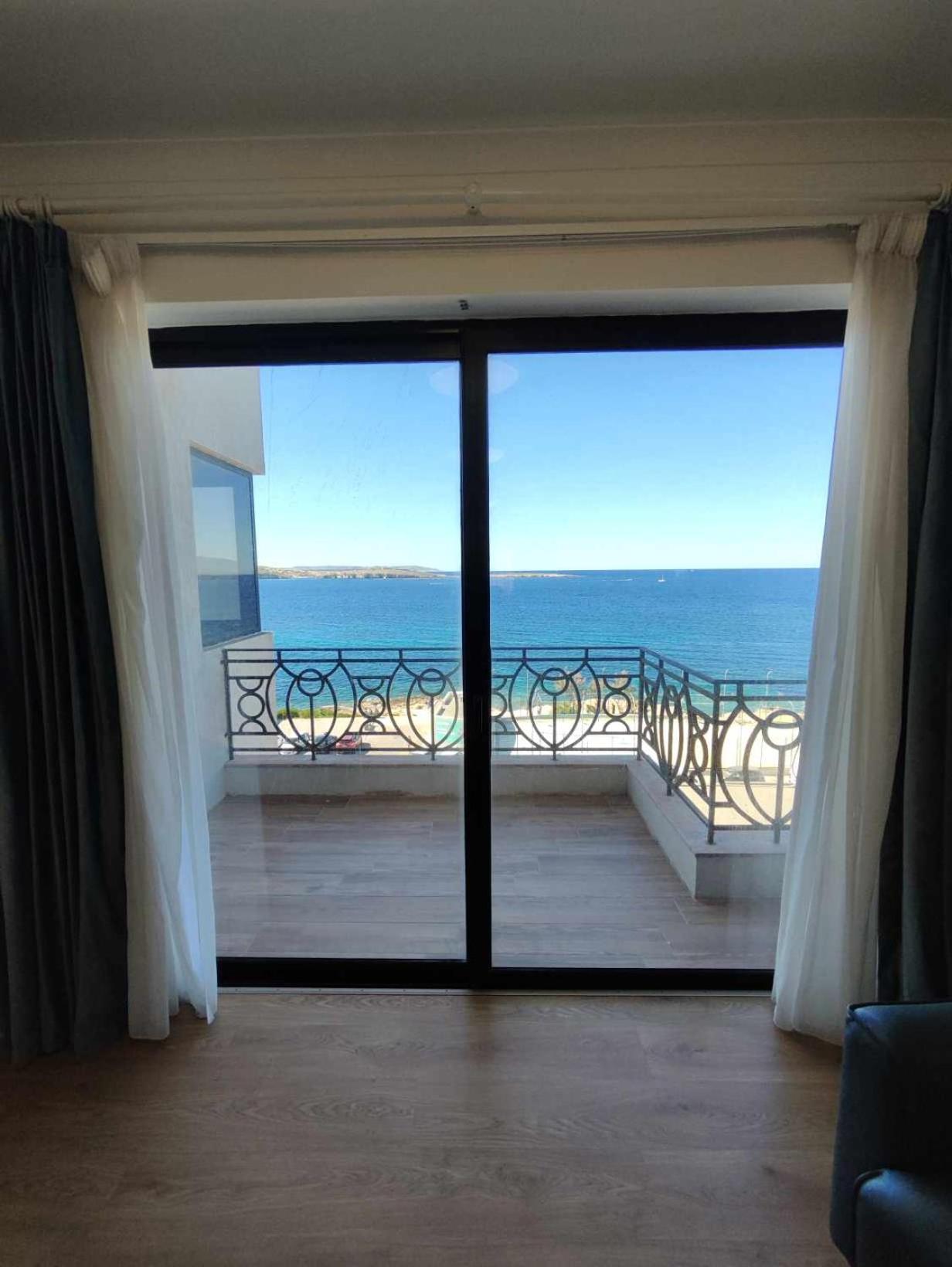 Bellagio Seafront Apartment photo 4