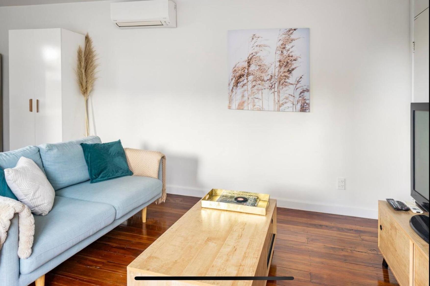 Sunny Cottage - Close to Airport & Beach view 4