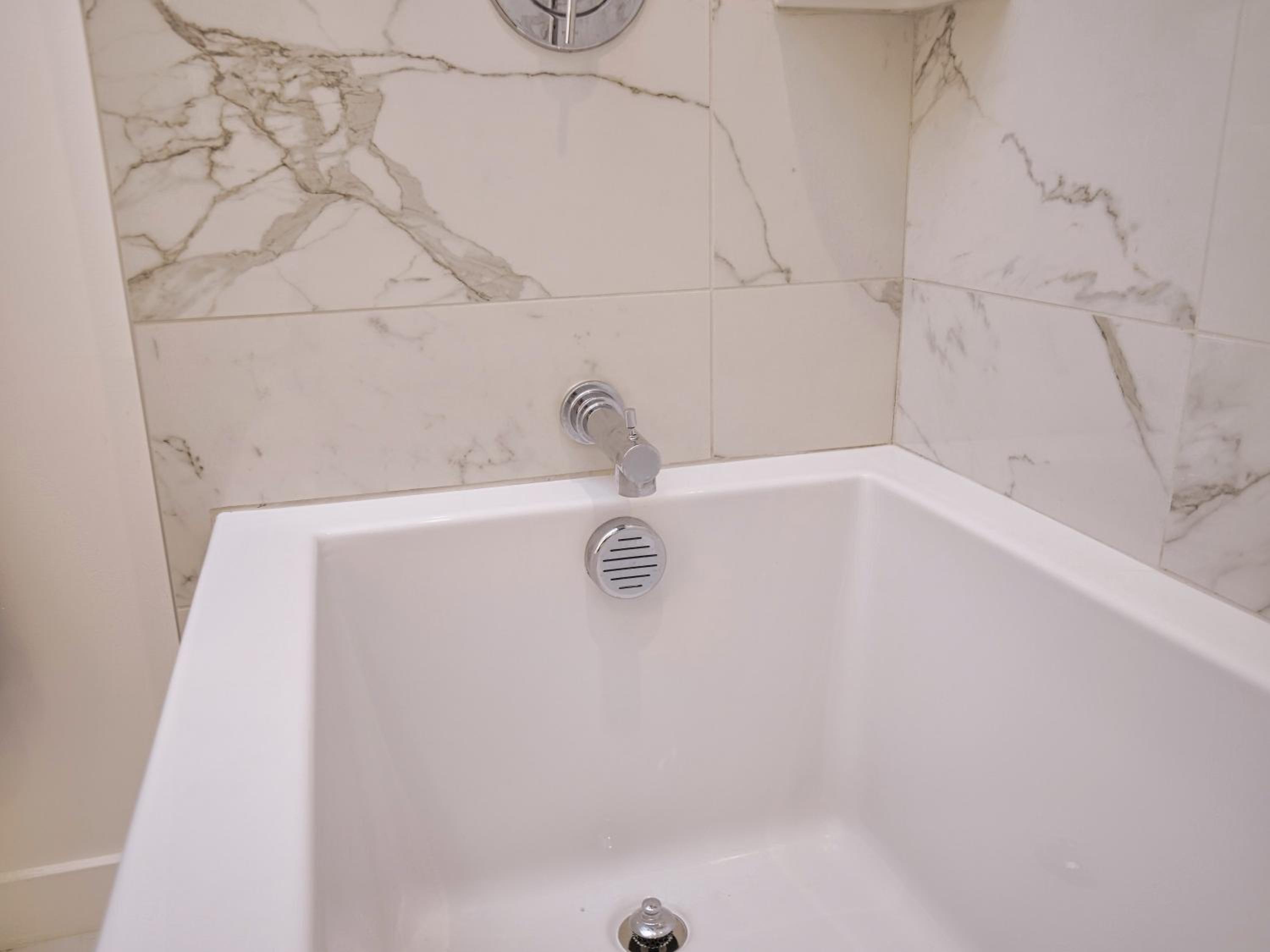 Lovely Brand-New Studio Suite w-Rooftop Deck, Free Parking and Fitness Center view 2
