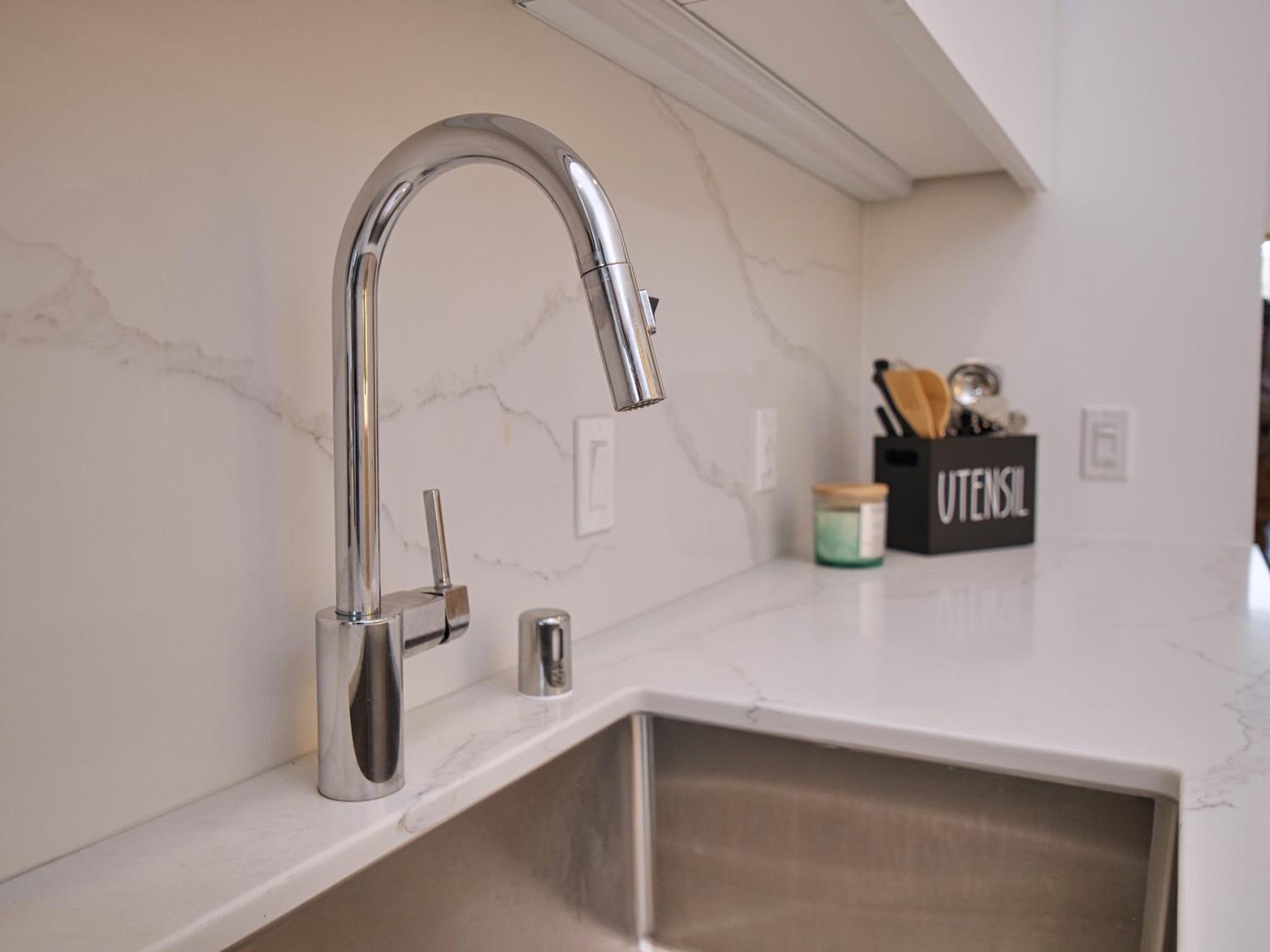 Lovely Brand-New Studio Suite w-Rooftop Deck, Free Parking and Fitness Center view 5