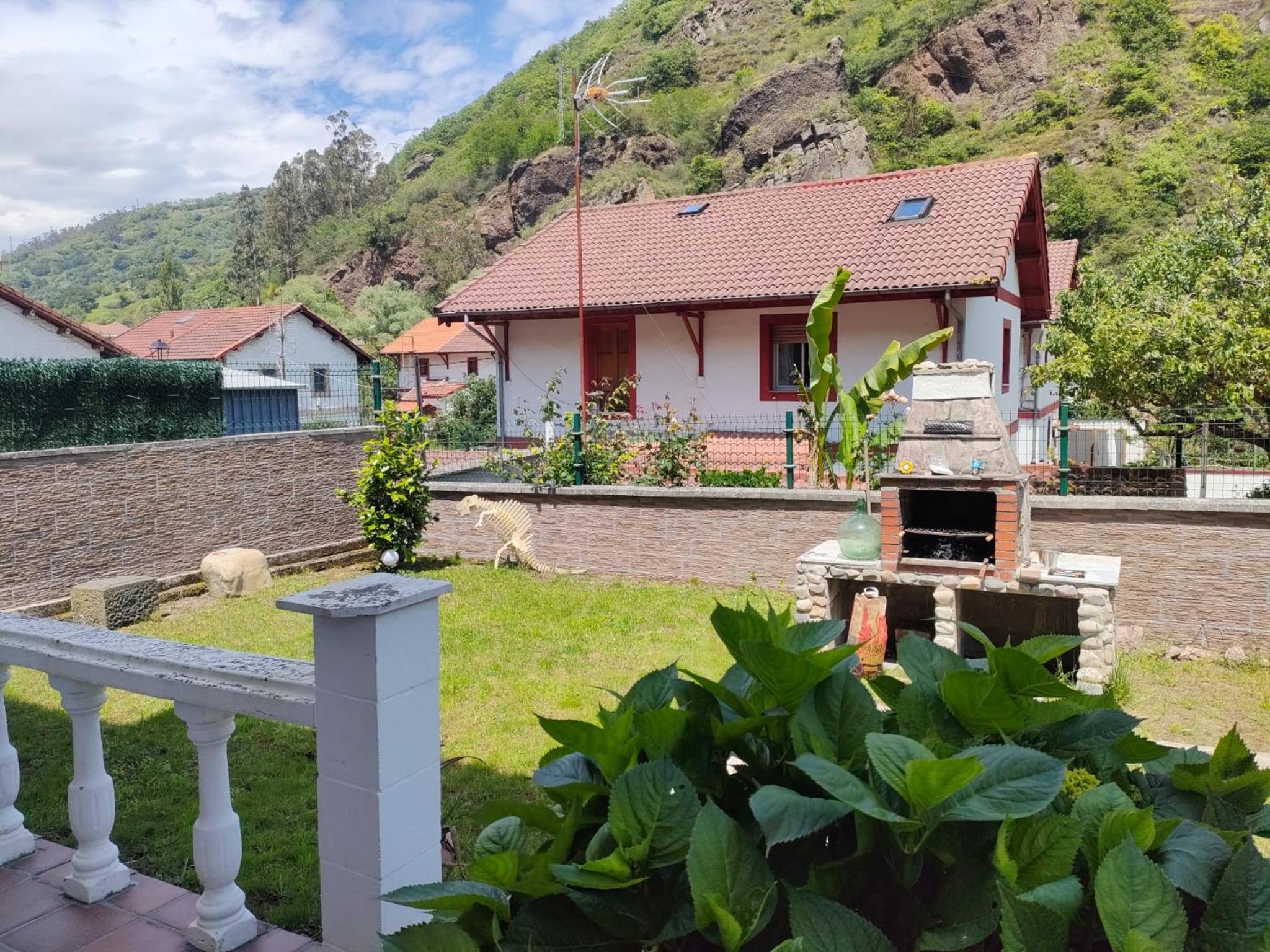 POSADA de BUSTIELLO,poblado de interés cultural, Cercano a finales de etapas de la vuelta ciclista de España