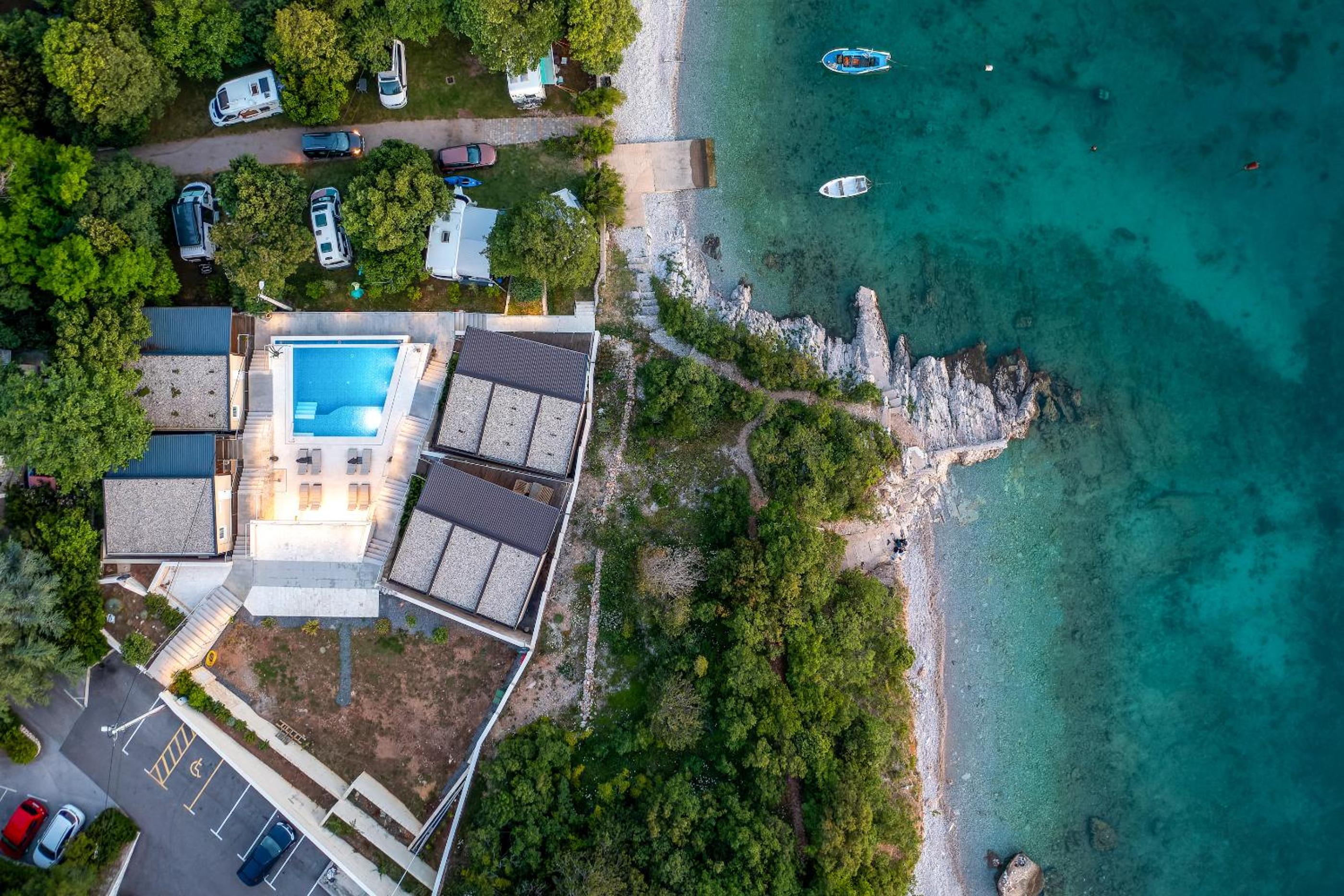 BooRA glamp experience & Heated infinity pool view 2