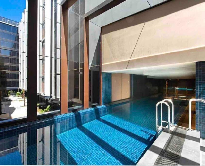 Midnight Luxe 2BR 2Bath Apartment 507 in the heart of Braddon L5 Views Pool Sauna Gym Wifi