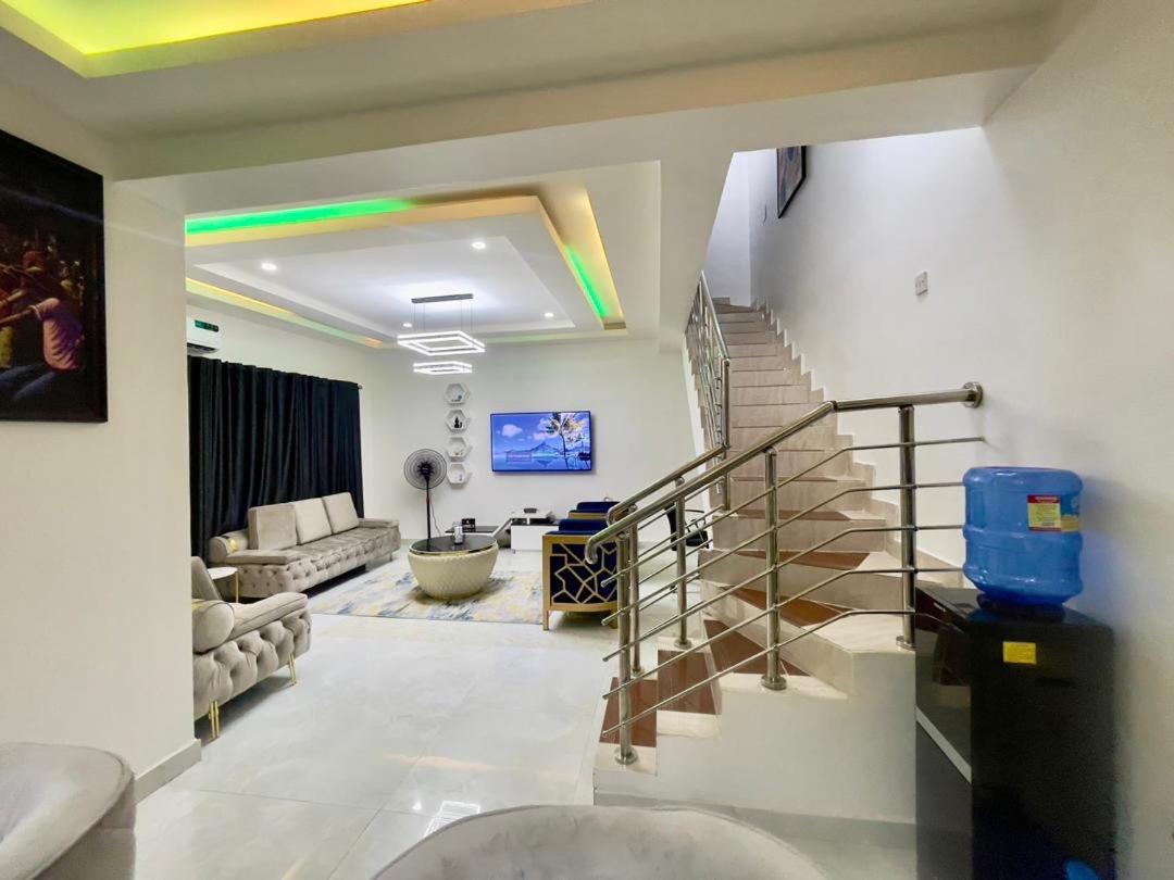 Aurequire luxury 3 bedroom Apartment off Freedom way Lekki phase 1 view 4