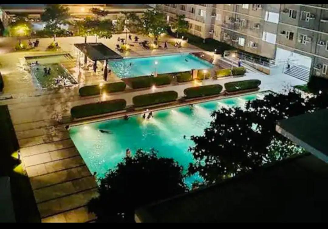 Comfy 1 Bedroom with Netflix & Free Wifi - Trees Residences Condominium