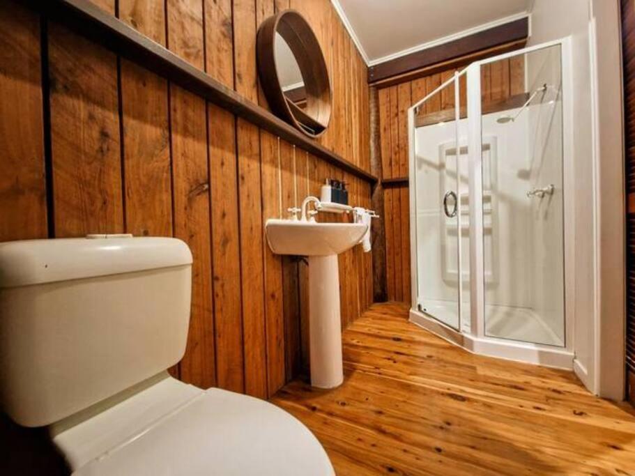 Tropical Timber Treetop Home 4BR swimming creek