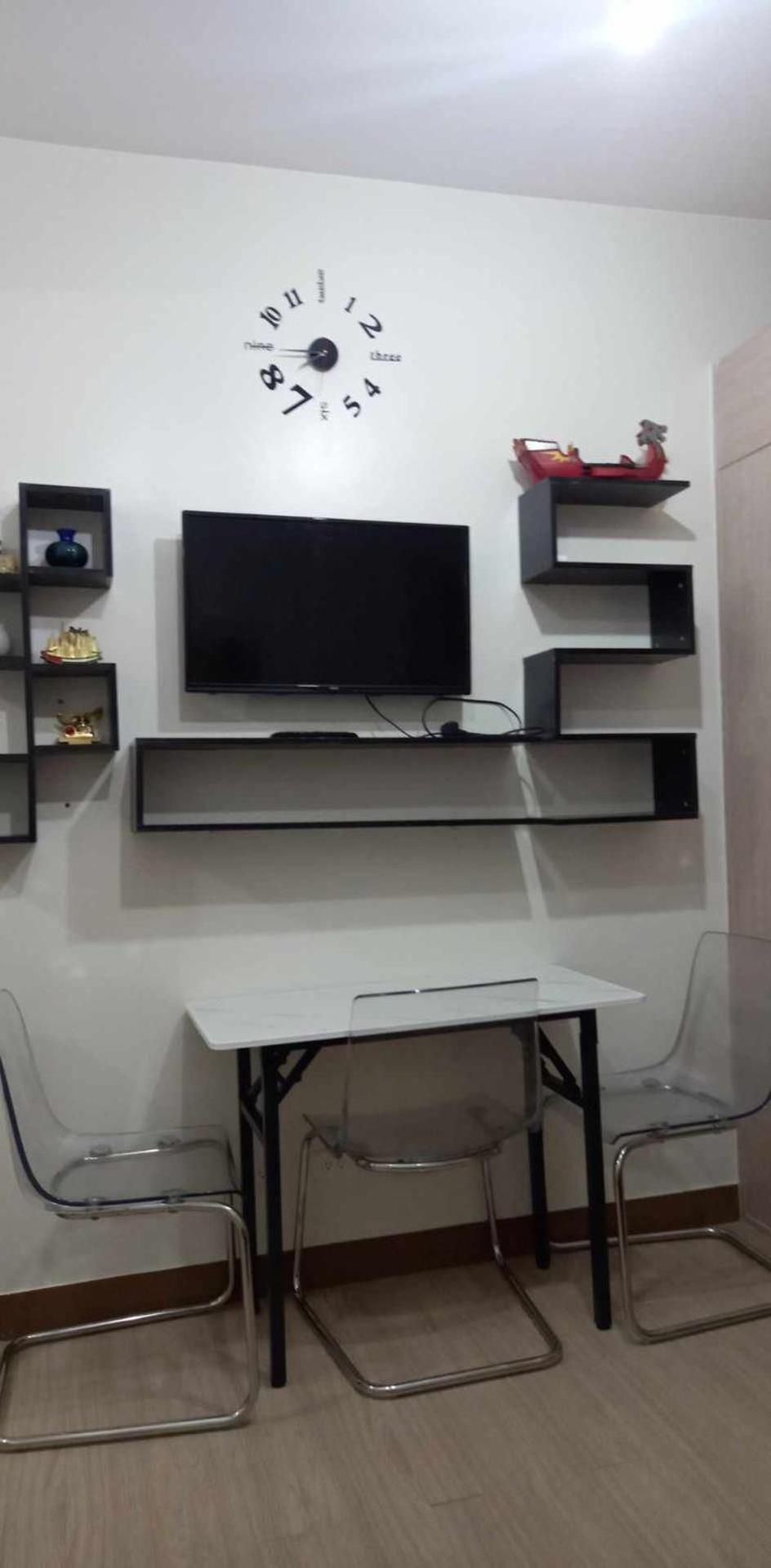 Comfy 1 Bedroom with Netflix & Free Wifi - Trees Residences Condominium