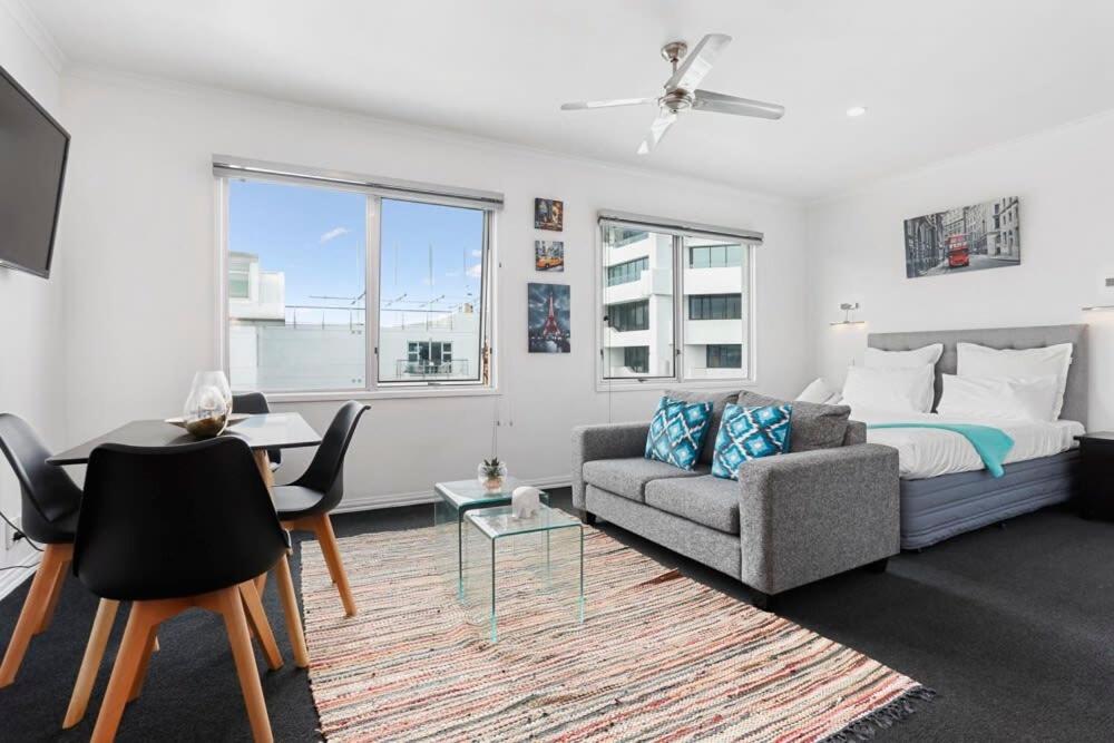 Studio Apartment on Princes Wharf view 2