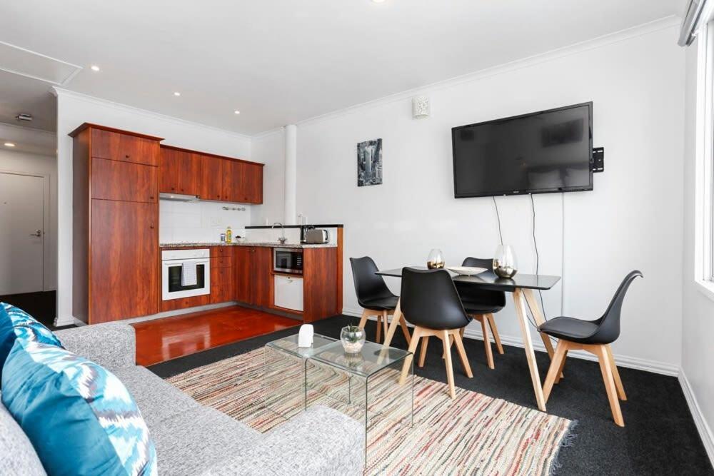 Studio Apartment on Princes Wharf view 3