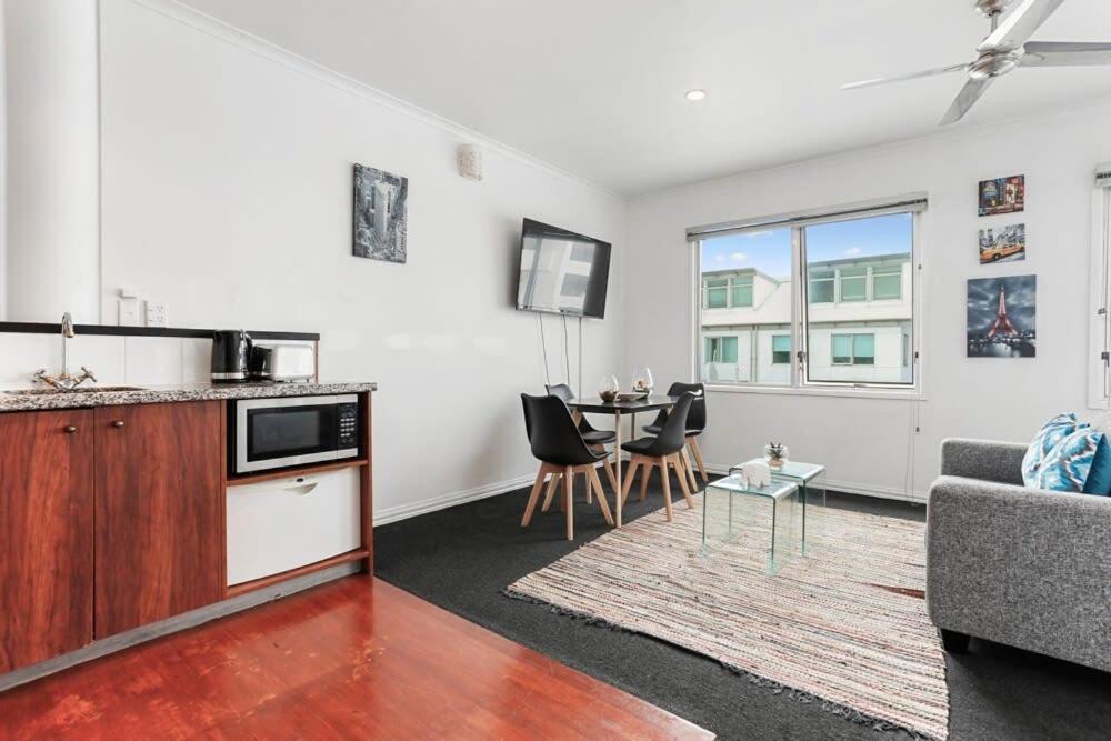 Studio Apartment on Princes Wharf view 4