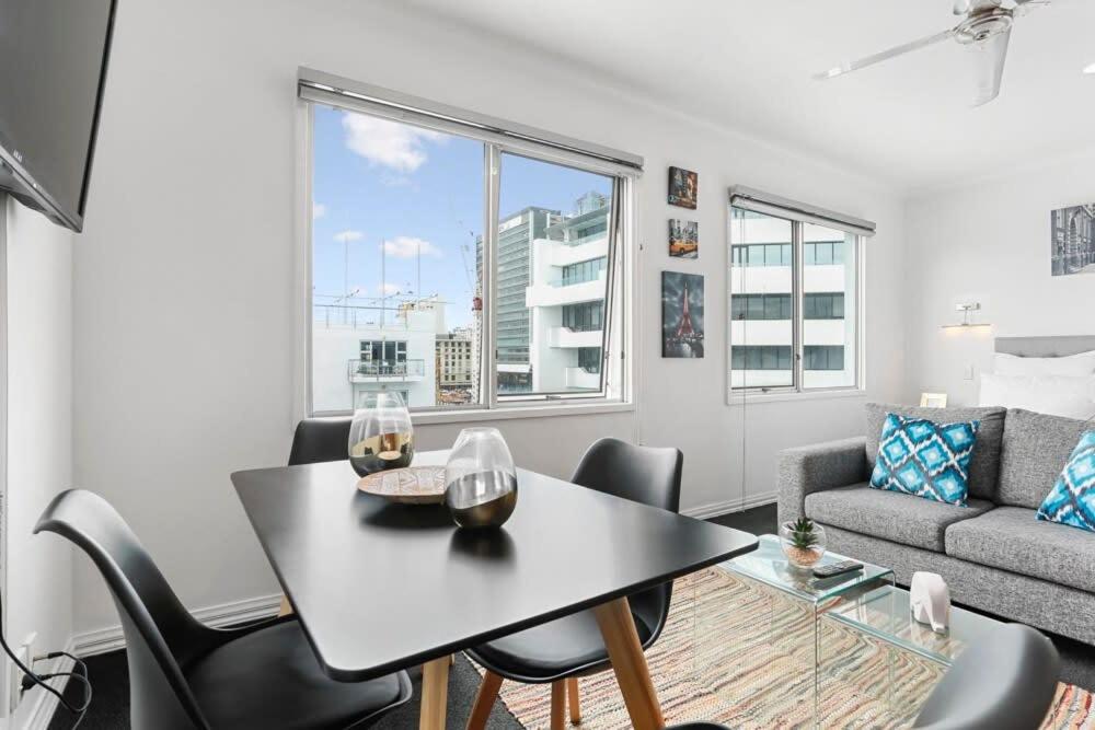 Studio Apartment on Princes Wharf view 5