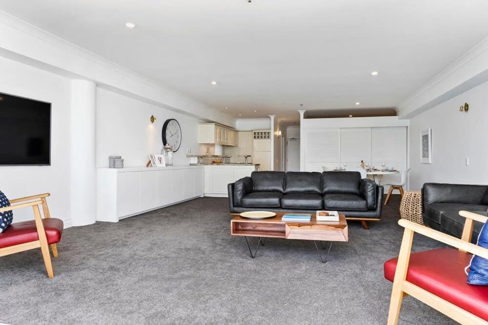 Waterfront Deluxe Apartment - Luxury at it's finest! view 5