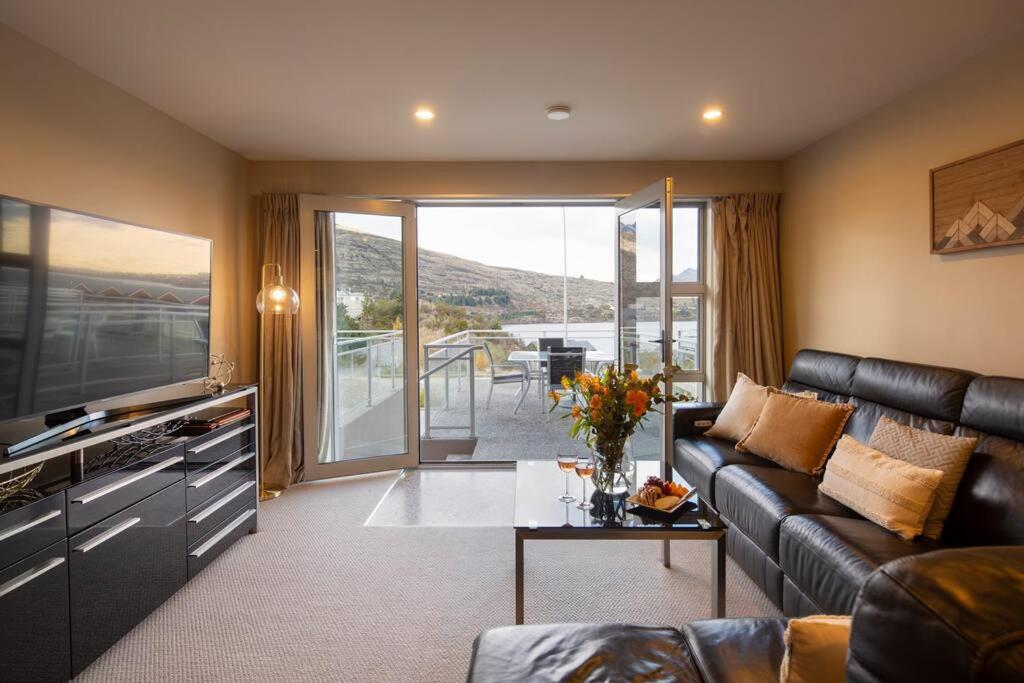 Remarkable Apt- Pet Friendly- Lake Views- Garage