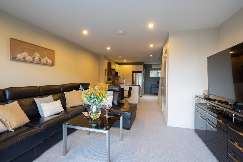 Remarkable Apt- Pet Friendly- Lake Views- Garage