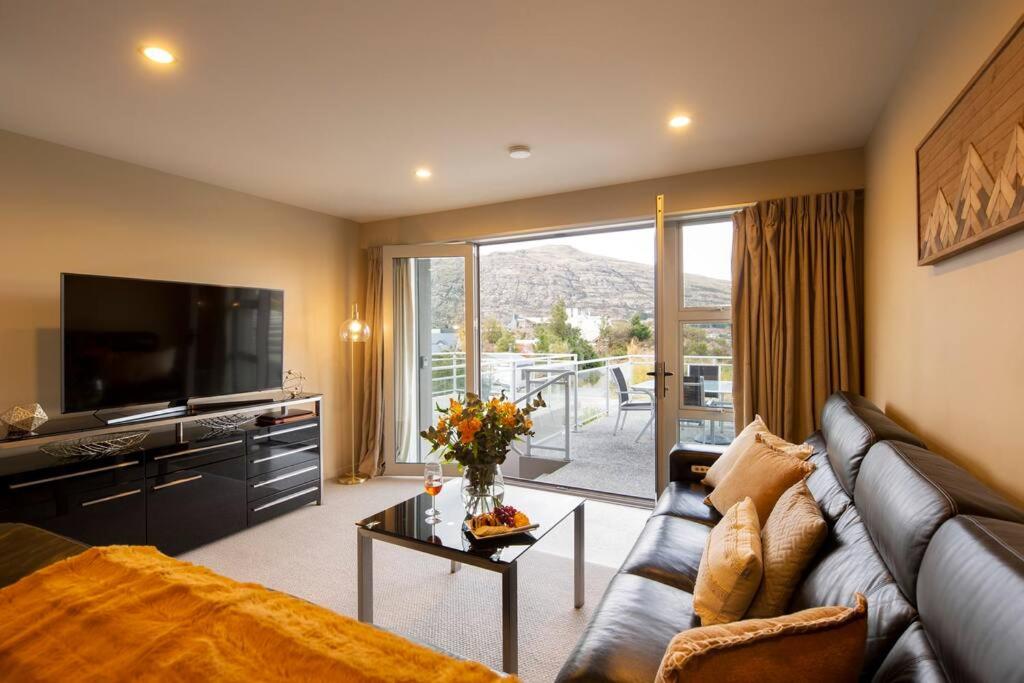 Remarkable Apt- Pet Friendly- Lake Views- Garage