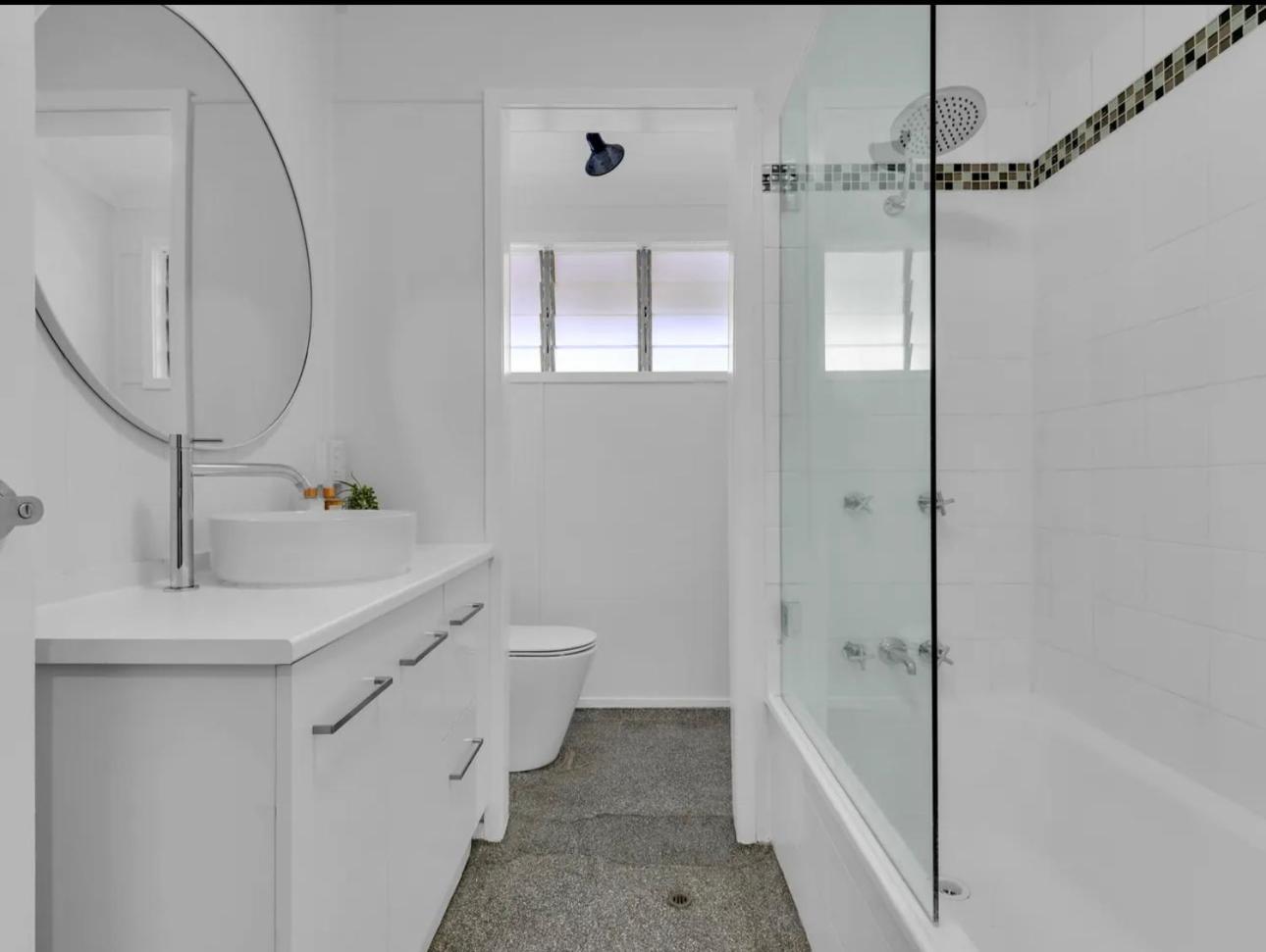 Elegant Villa Near Shopping Mall