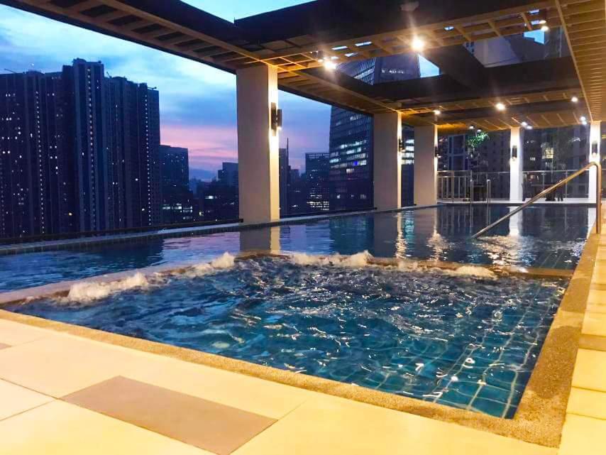 Super View 2 bdrm in modern BGC Manila view 2