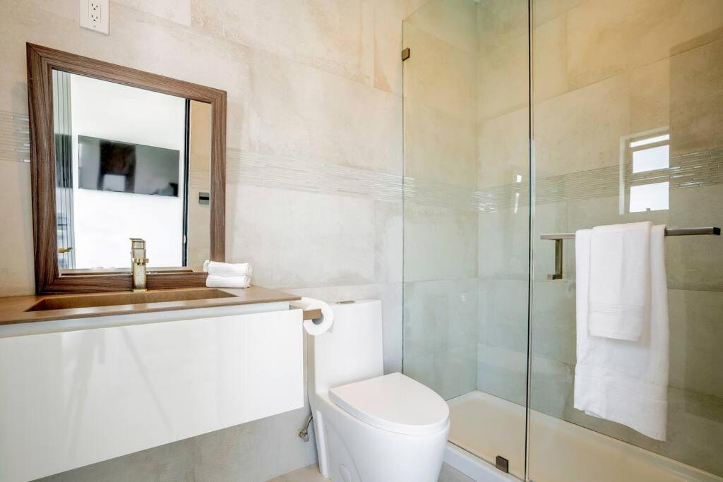 Luxurious Villa in BH Pool, Spa, Theater, Views