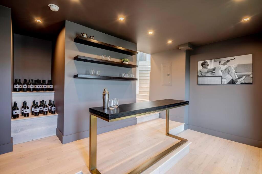 Luxurious Villa in BH Pool, Spa, Theater, Views