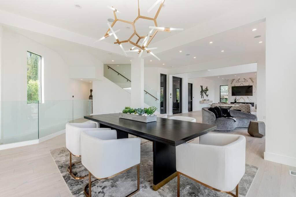 Luxurious Villa in BH Pool, Spa, Theater, Views