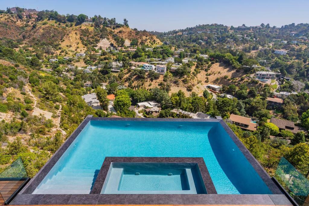 Luxurious Villa in BH Pool, Spa, Theater, Views