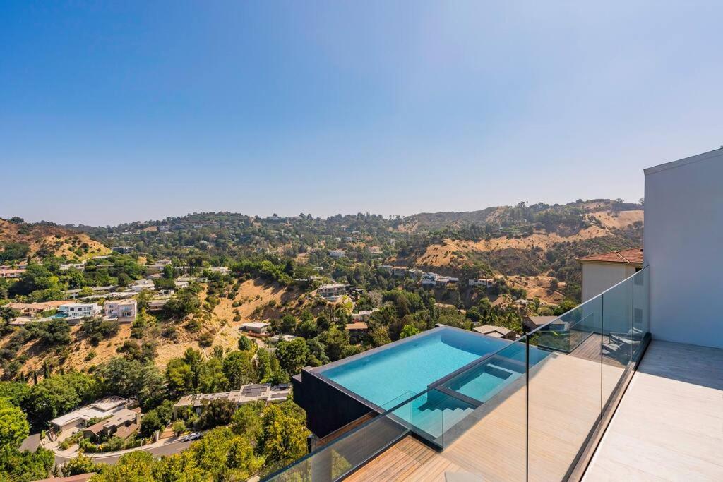 Luxurious Villa in BH Pool, Spa, Theater, Views