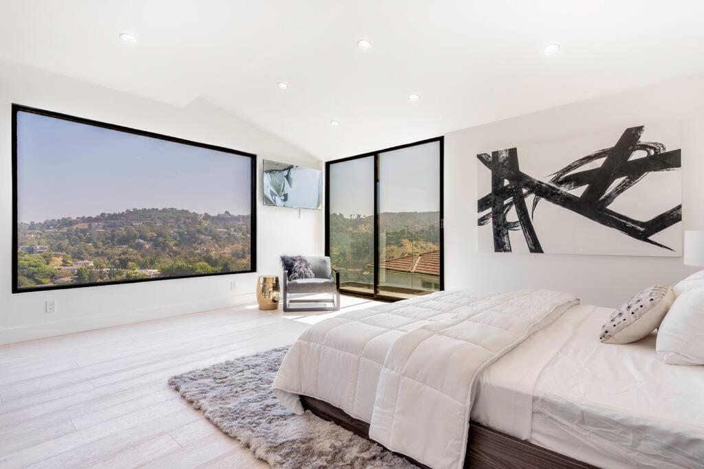 Luxurious Villa in BH Pool, Spa, Theater, Views