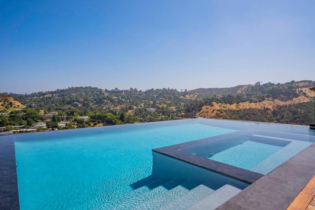 Luxurious Villa in BH Pool, Spa, Theater, Views