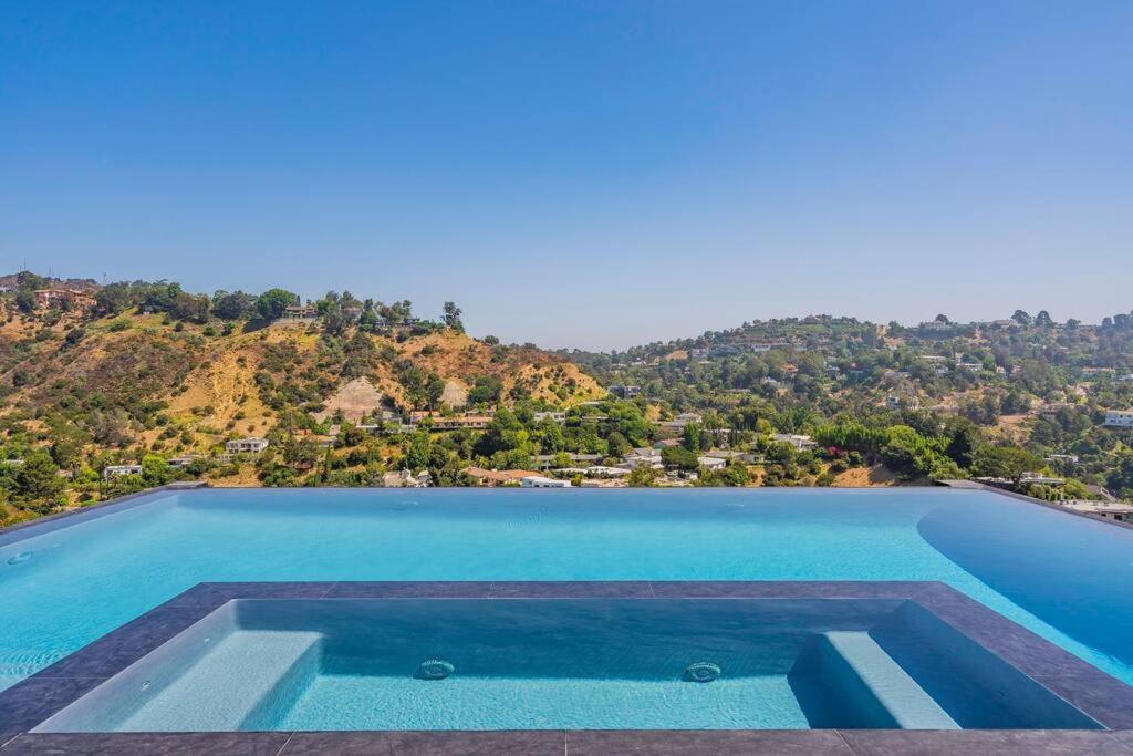 Luxurious Villa in BH Pool, Spa, Theater, Views