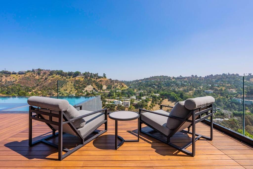 Luxurious Villa in BH Pool, Spa, Theater, Views