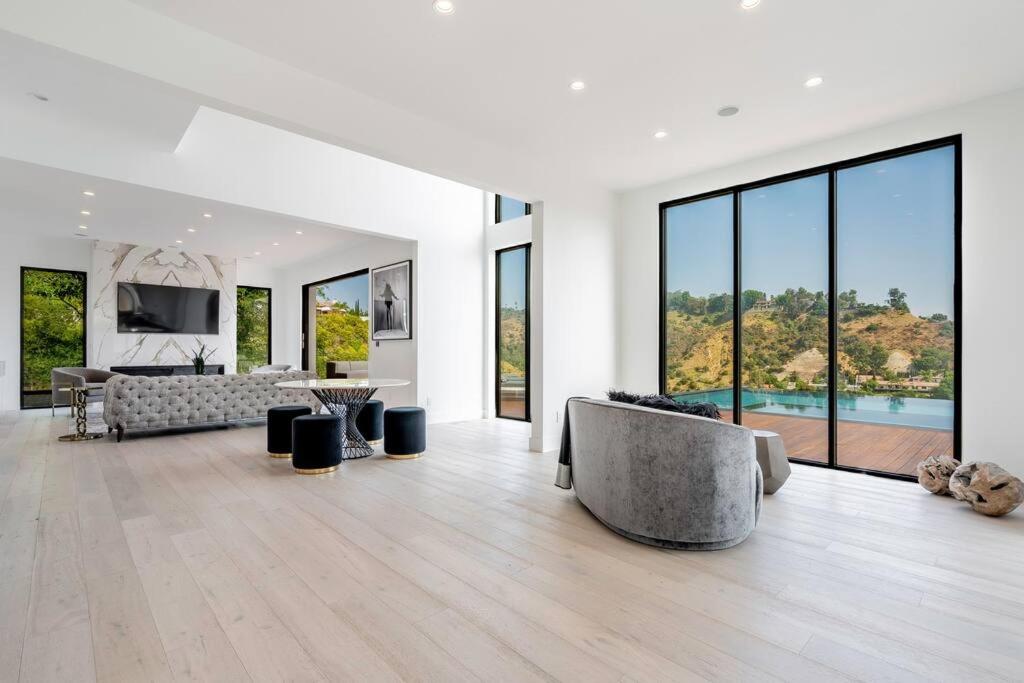 Luxurious Villa in BH Pool, Spa, Theater, Views