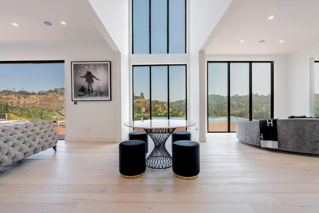 Luxurious Villa in BH Pool, Spa, Theater, Views