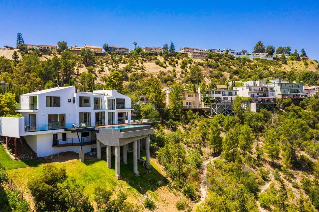 Luxurious Villa in BH Pool, Spa, Theater, Views