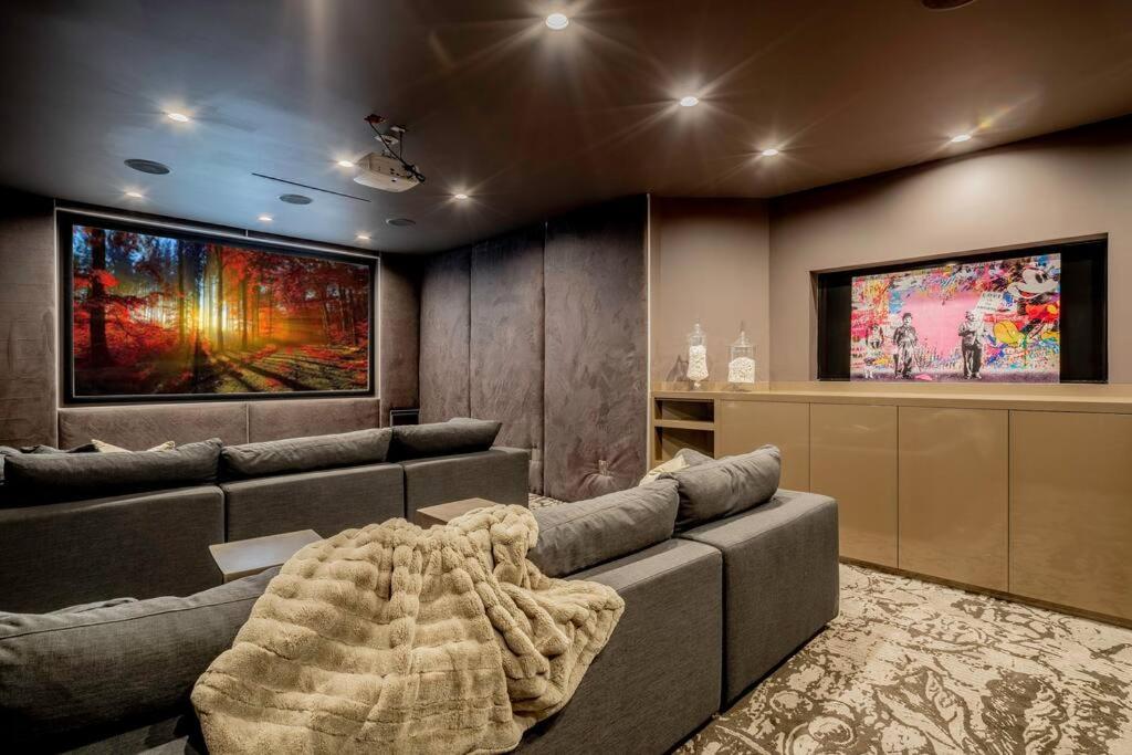 Luxurious Villa in BH Pool, Spa, Theater, Views