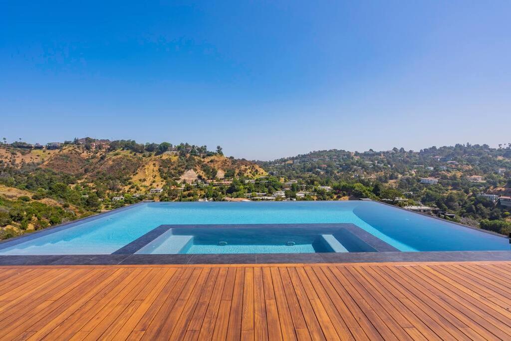Luxurious Villa in BH Pool, Spa, Theater, Views