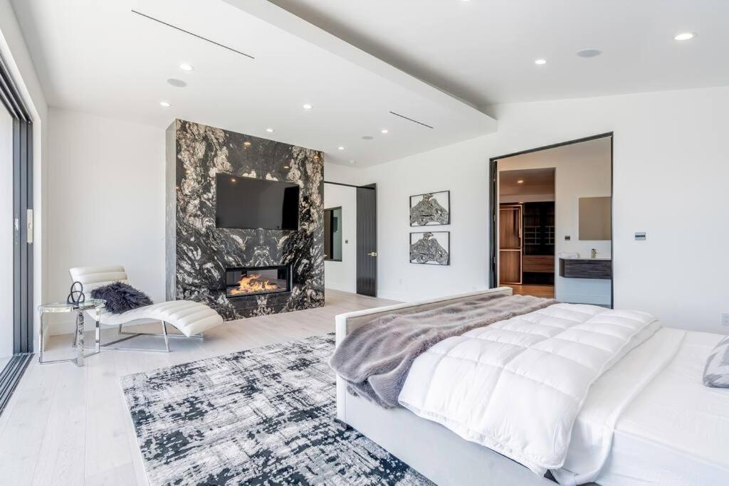 Luxurious Villa in BH Pool, Spa, Theater, Views