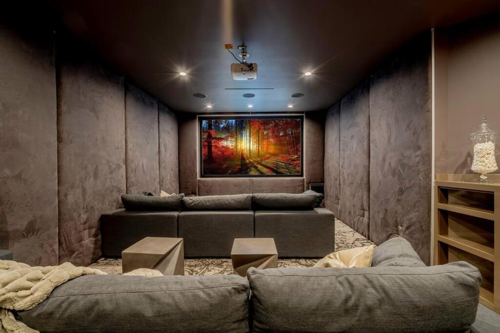 Luxurious Villa in BH Pool, Spa, Theater, Views