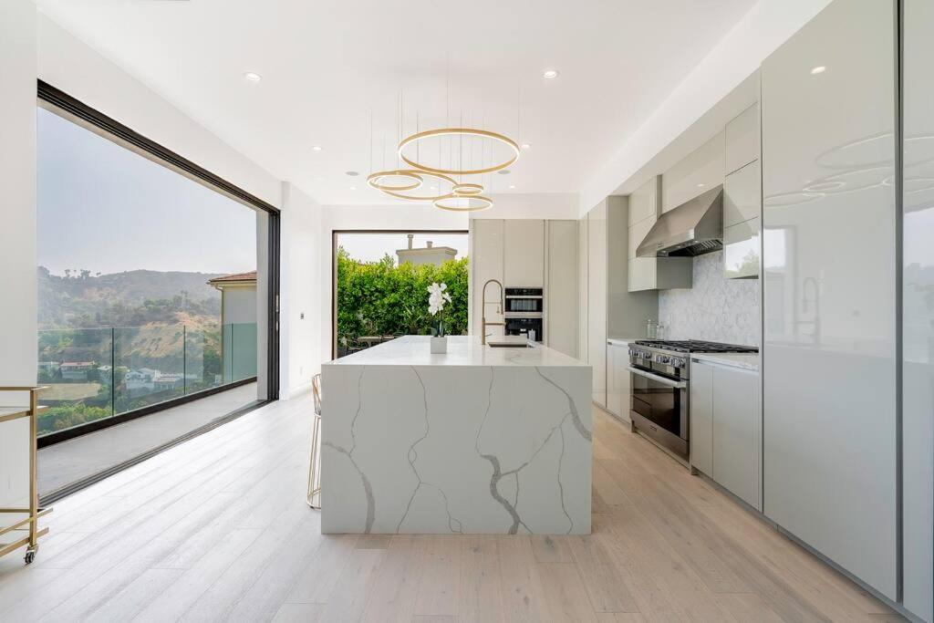 Luxurious Villa in BH Pool, Spa, Theater, Views