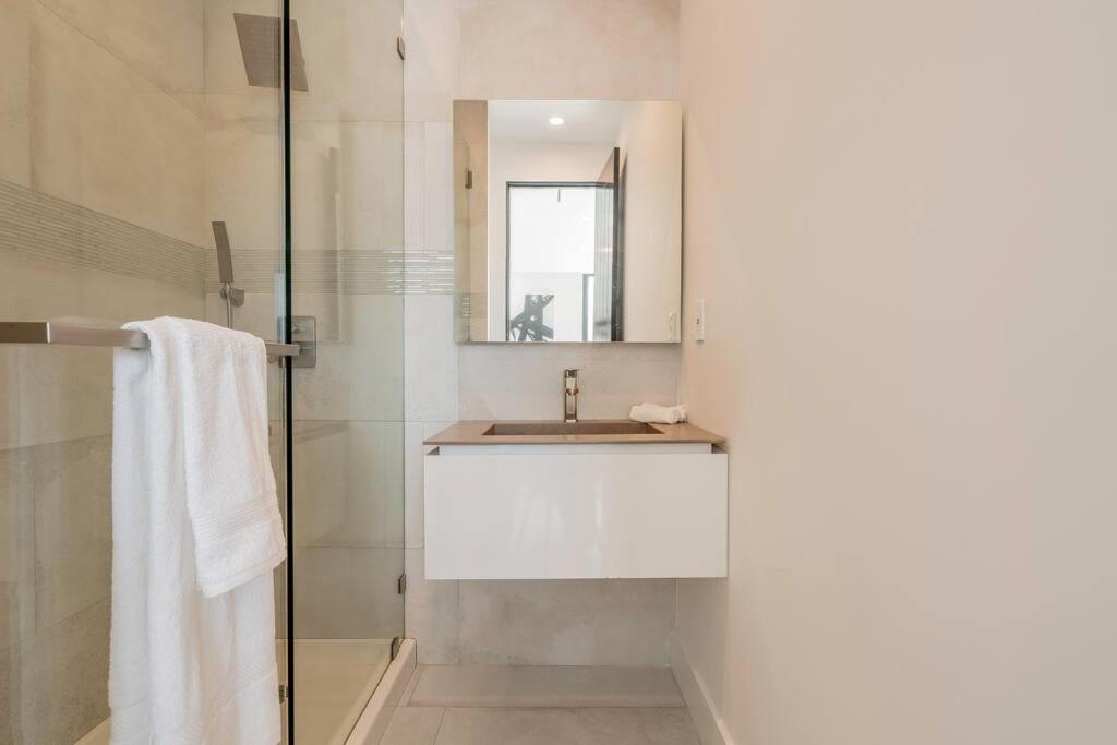 Luxurious Villa in BH Pool, Spa, Theater, Views