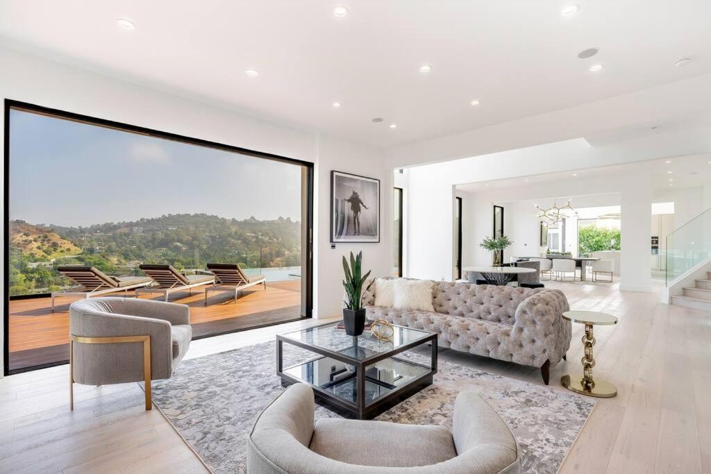 Luxurious Villa in BH Pool, Spa, Theater, Views