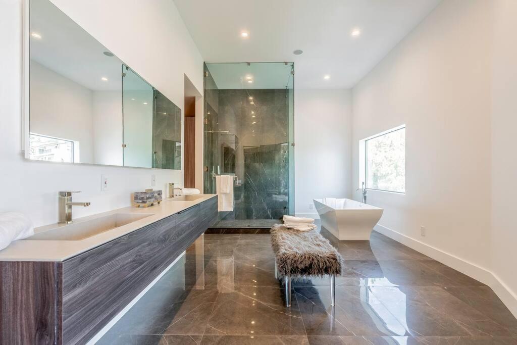 Luxurious Villa in BH Pool, Spa, Theater, Views