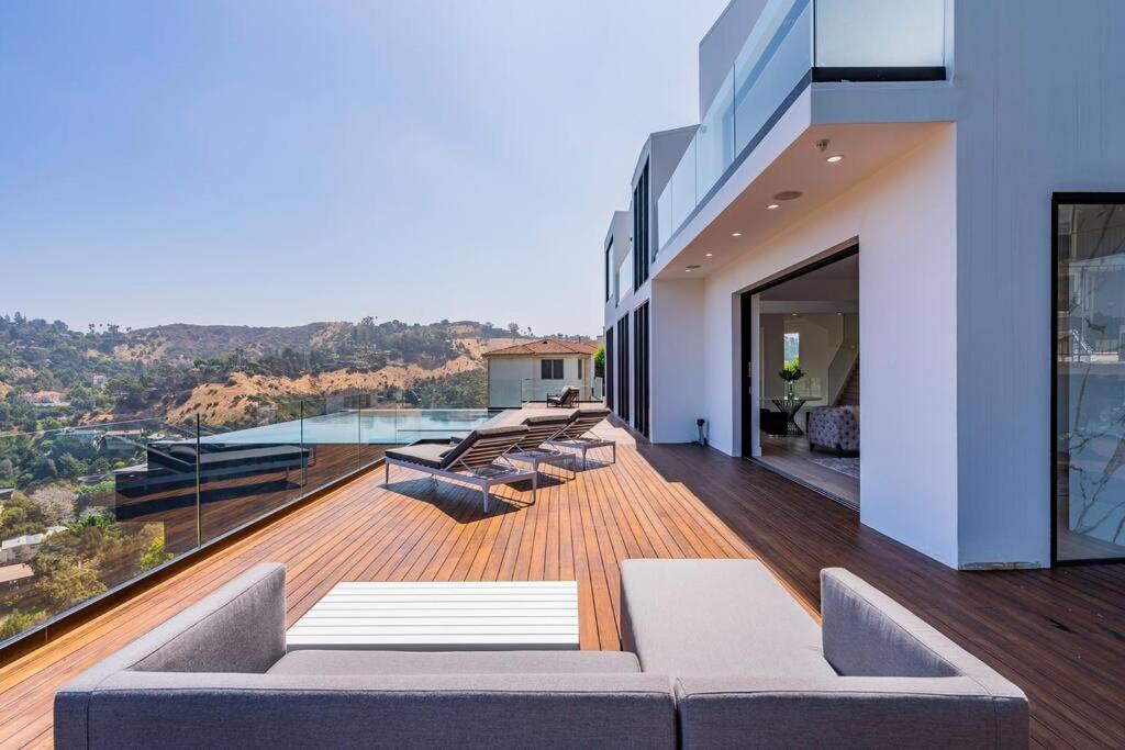 Luxurious Villa in BH Pool, Spa, Theater, Views