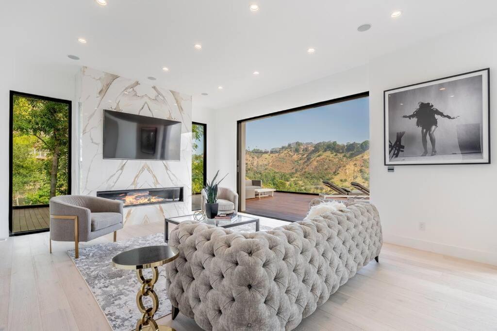Luxurious Villa in BH Pool, Spa, Theater, Views