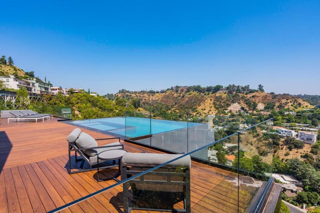 Luxurious Villa in BH Pool, Spa, Theater, Views