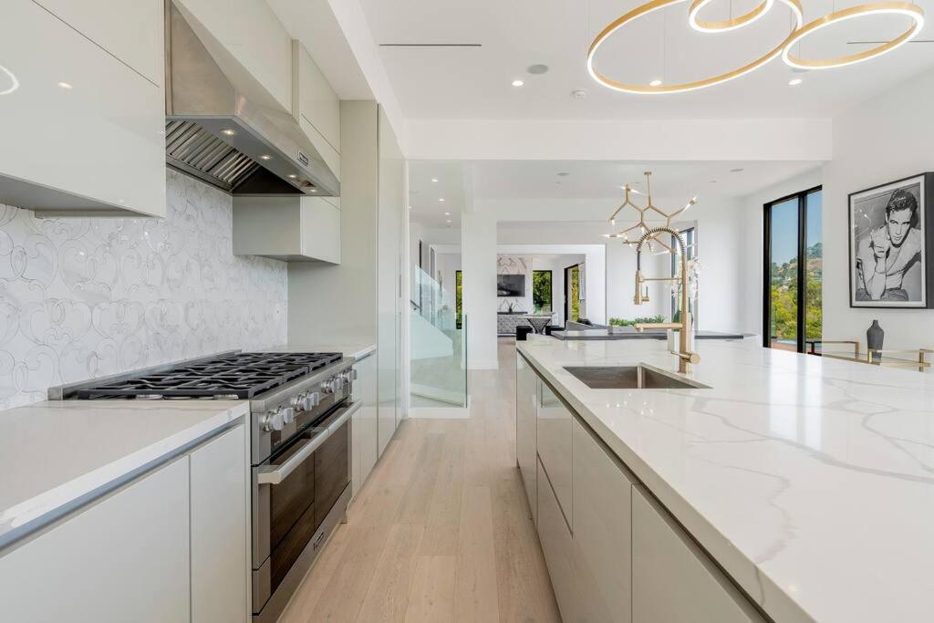 Luxurious Villa in BH Pool, Spa, Theater, Views