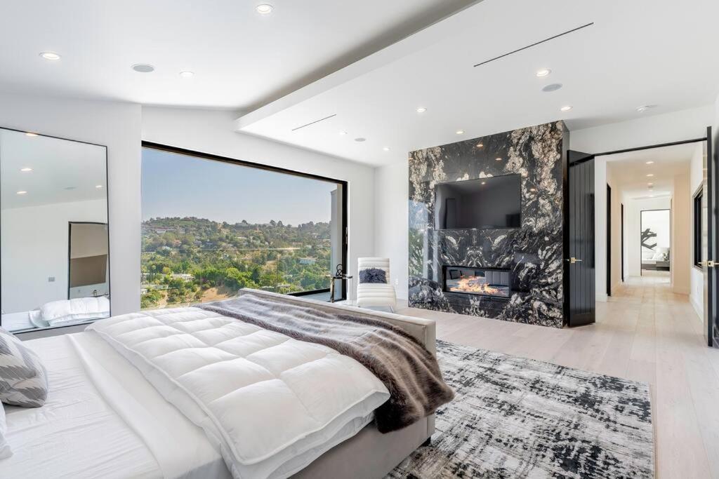 Luxurious Villa in BH Pool, Spa, Theater, Views