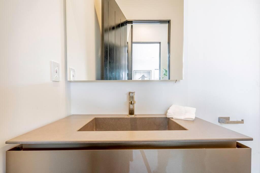 Luxurious Villa in BH Pool, Spa, Theater, Views