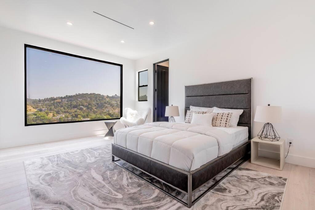 Luxurious Villa in BH Pool, Spa, Theater, Views